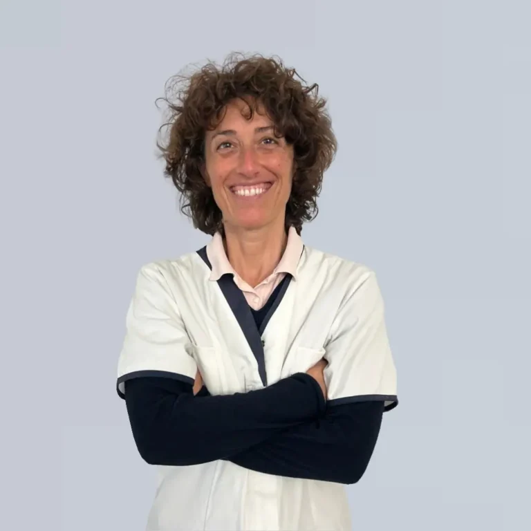 Dott.ssa Michela Cavagnaro Laurea magistrale Umanistica c/o Università Ruprecht Karls, Heidelberg Laurea in Scienze Quantistiche Master di primo livello in Neuroscienze e pratiche contemplative Terapista Raggi Method Pancafit® e Pancafit Vertical® Massoterapista Insegnante certificata Ashtanga Yoga Heilpraktikerin e naturopata